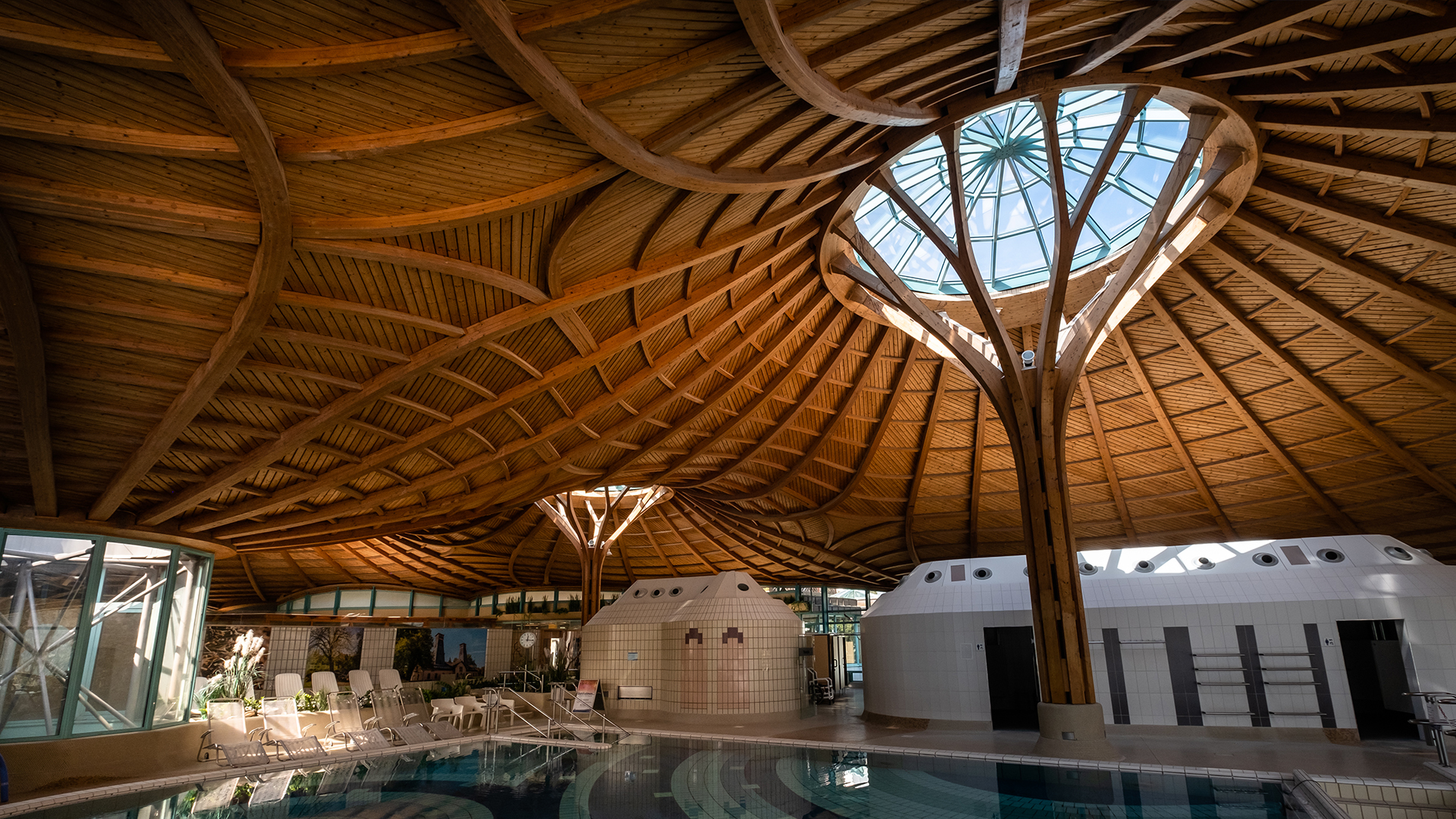 Innenansicht der Soletherme Solemar in Bad Dürrheim mit hölzerner Deckenstruktur und großer Glaskuppel.